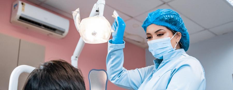 Clínica dental con la atención al paciente automatizada con IA