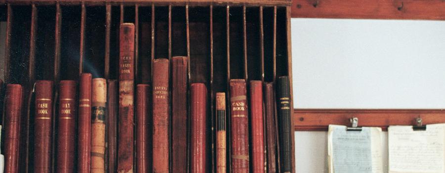 Despacho legal con libros de derecho y consultas filtradas por IA