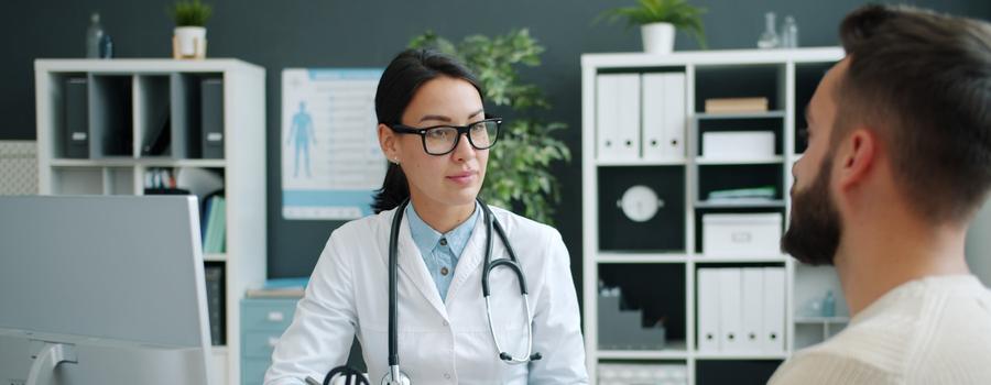Consulta médica con la atención a pacientes asistida por IA